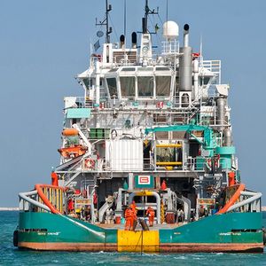 Bourbon est spécialisé dans les services en mer pour les compagnies pétrolières et leurs fournisseurs : maintenance et réparation des installations offshore, transport du personnel vers les plates-formes…