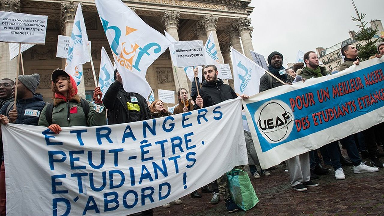 L'Unef et la Fage avaient appelé à des rassemblements contre la hausse des droits d'inscription, dès le 1er décembre. Comme ici, à Paris, place du Panthéon.