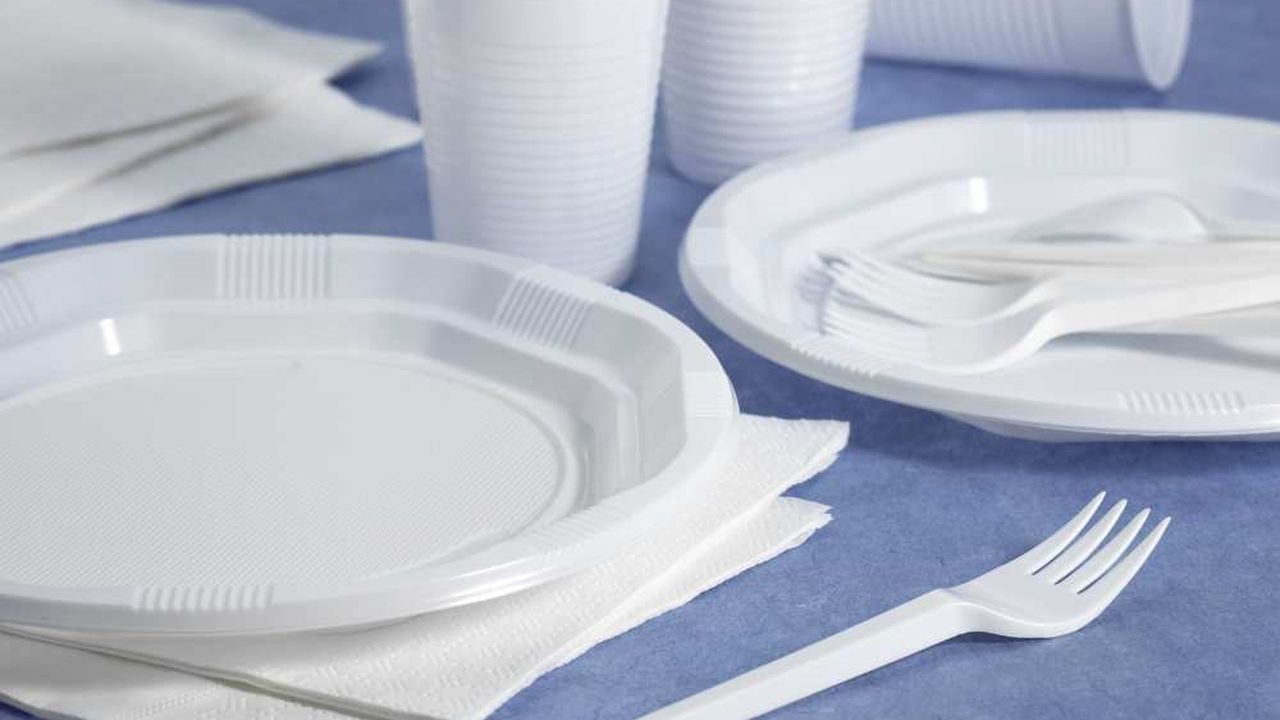 Купить одноразовую посуду пластиковую. Пластиковая посуда. Посуда одноразовая пластиковая. Тарелки одноразовые пластиковые. Красивая пластиковая посуда.