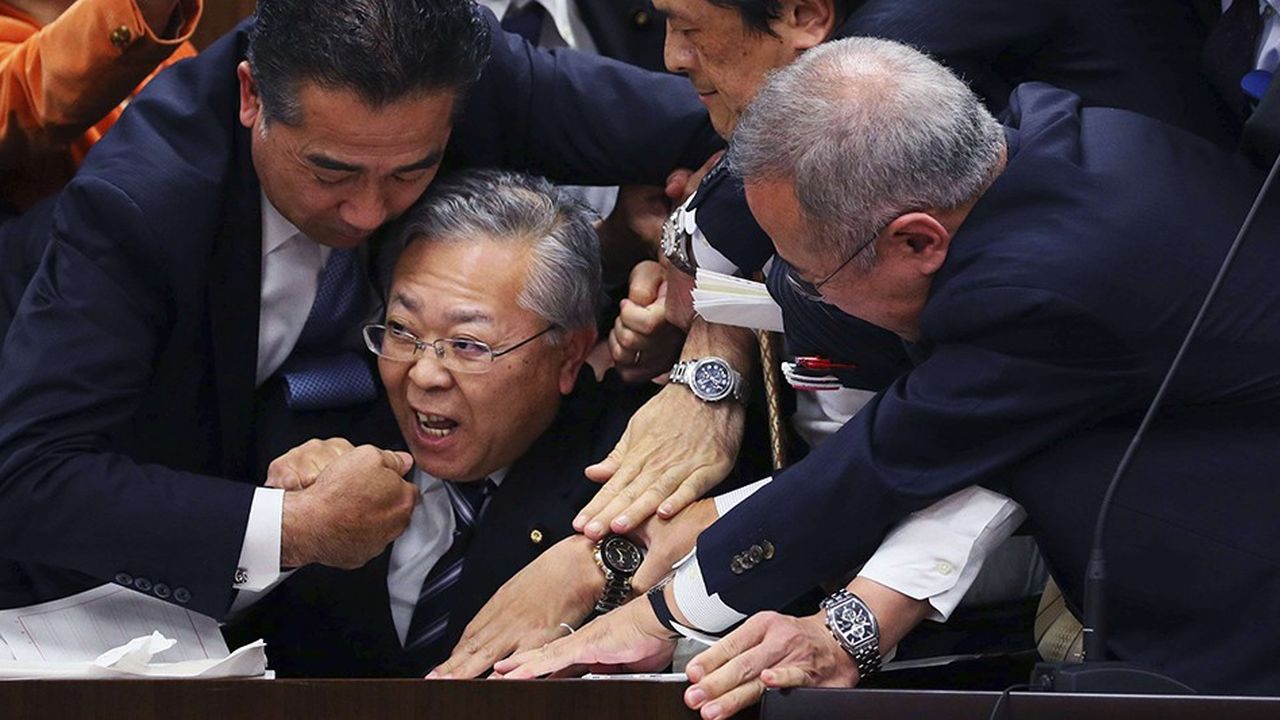 Les parlementaires japonais se sont écharpés à la Diète lors de l'adoption le 8 décembre dernier d'un amendement sur la loi de l'immigration, qui prévoit d'accorder 350.000 permis de travail sur cinq ans.