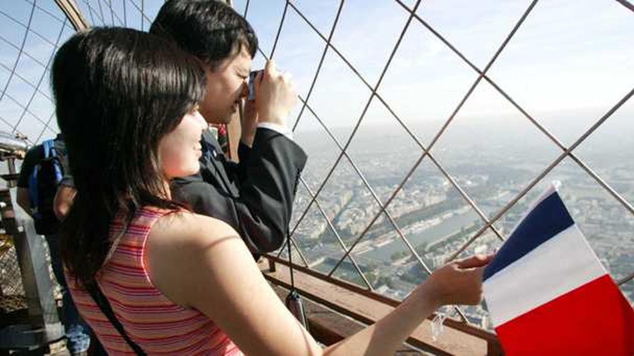 Les Touristes Chinois Jamais Aussi Nombreux à Paris Les Echos 