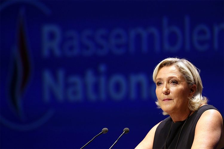 Le 11 novembre, Marine Le Pen a été réélue à la présidence du Front national, qui se rebaptise « Rassemblement national ».