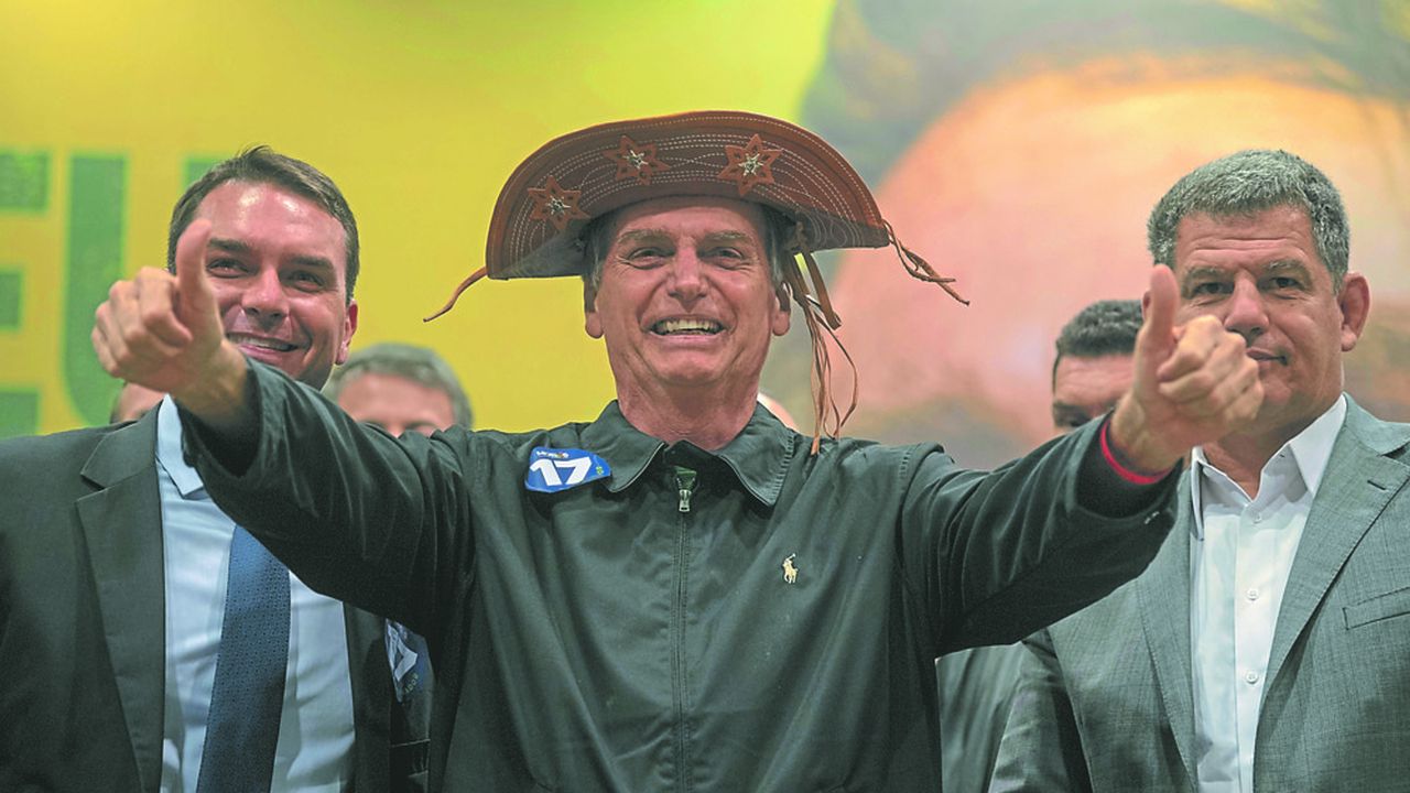 Elu avec 55 % des voix, le candidat d'extrême-droite Jair Bolsonaro est surnommé le « Trump des Tropiques ».