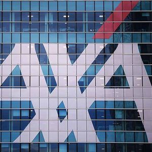 Les acquisitions menées par des groupes français aux Etats-Unis, dont le rachat de XL par AXA, ont alimenté une large part des fusions-acquisitions. (Photo by MARCO BERTORELLO / AFP)