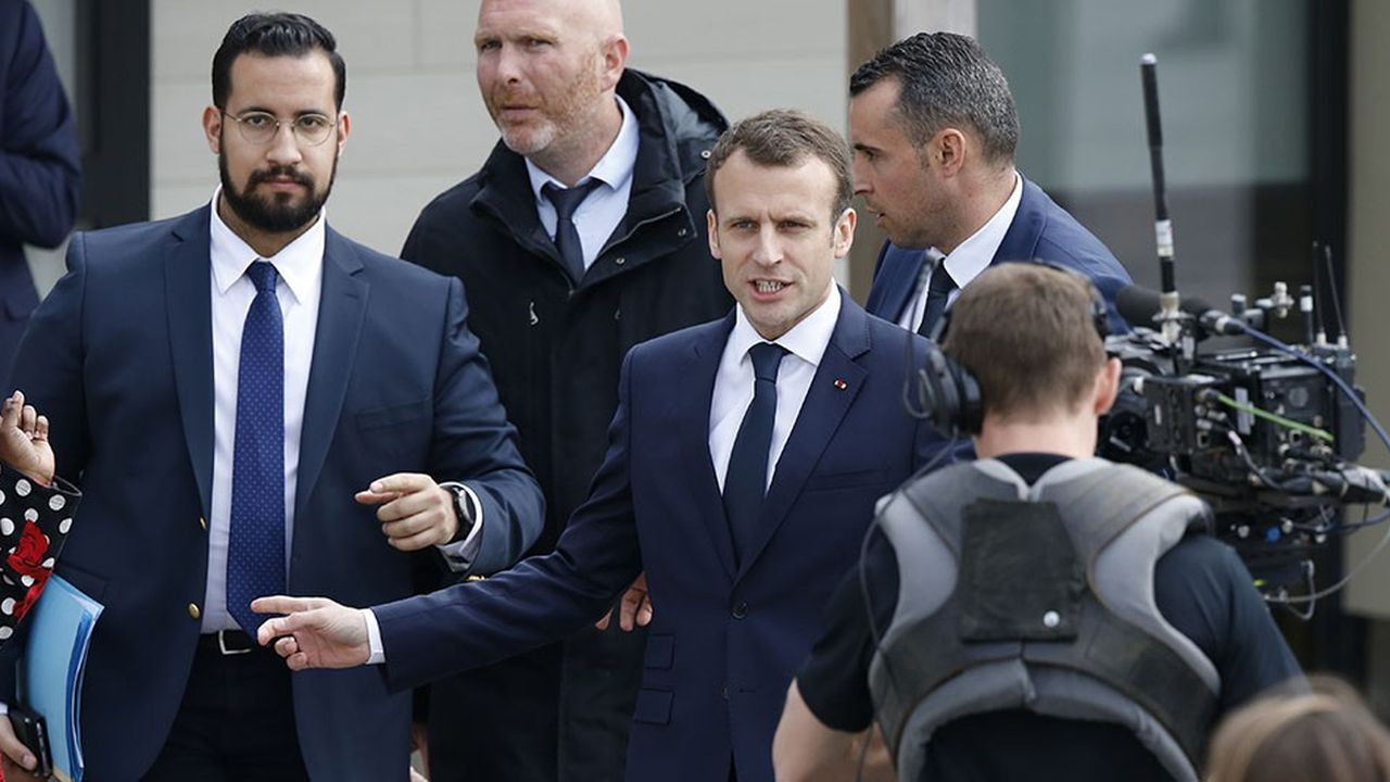 Emmanuel Macron, avec à ses côtés Alexandre Benalla, en avril 2018.