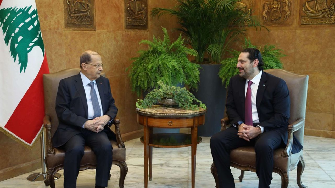Le 5 décembre 2017, le président Michel Aoun (à gauche sur la photo) recevait Saad Hariri, qui venait de retirer sa démission de chef du gouvernement. Un an après cette rencontre, Saad Hariri, désormais Premier ministre par intérim à la suite des législatives de mai, tente de reformer un gouvernement.
