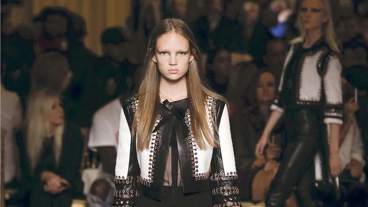 Fashion Week : Givenchy transforme la femme en guerrière sexy | Les Echos