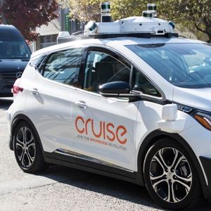 Cruise a immatriculé 180 véhicules autonomes et emploie 400 chauffeurs de sécurité à San Francisco, selon le site « The Verge ».