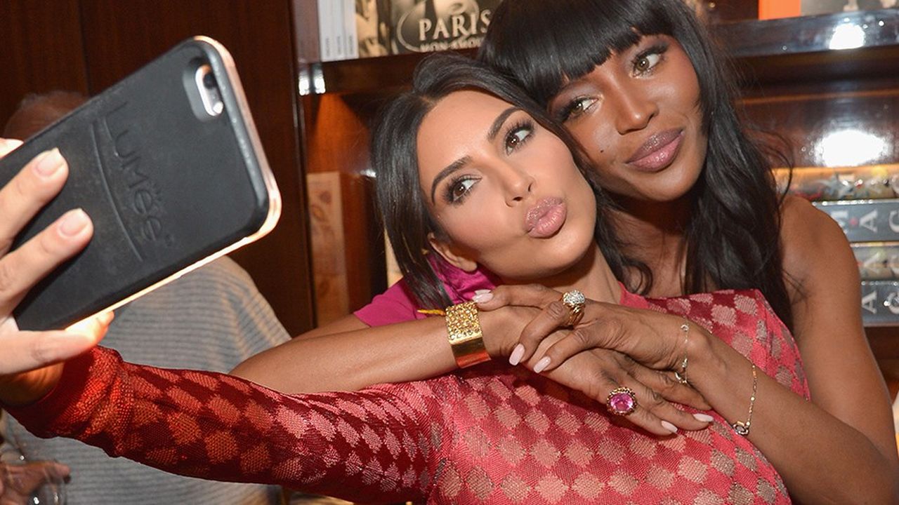 A l'image de la célébrité Kim Kardashian accompagnée ici du mannequin Naomi Campbell, des millions de selfies sont pris chaque mois et génèrent une économie dans l'univers du logiciel et de l'accessoire photo.