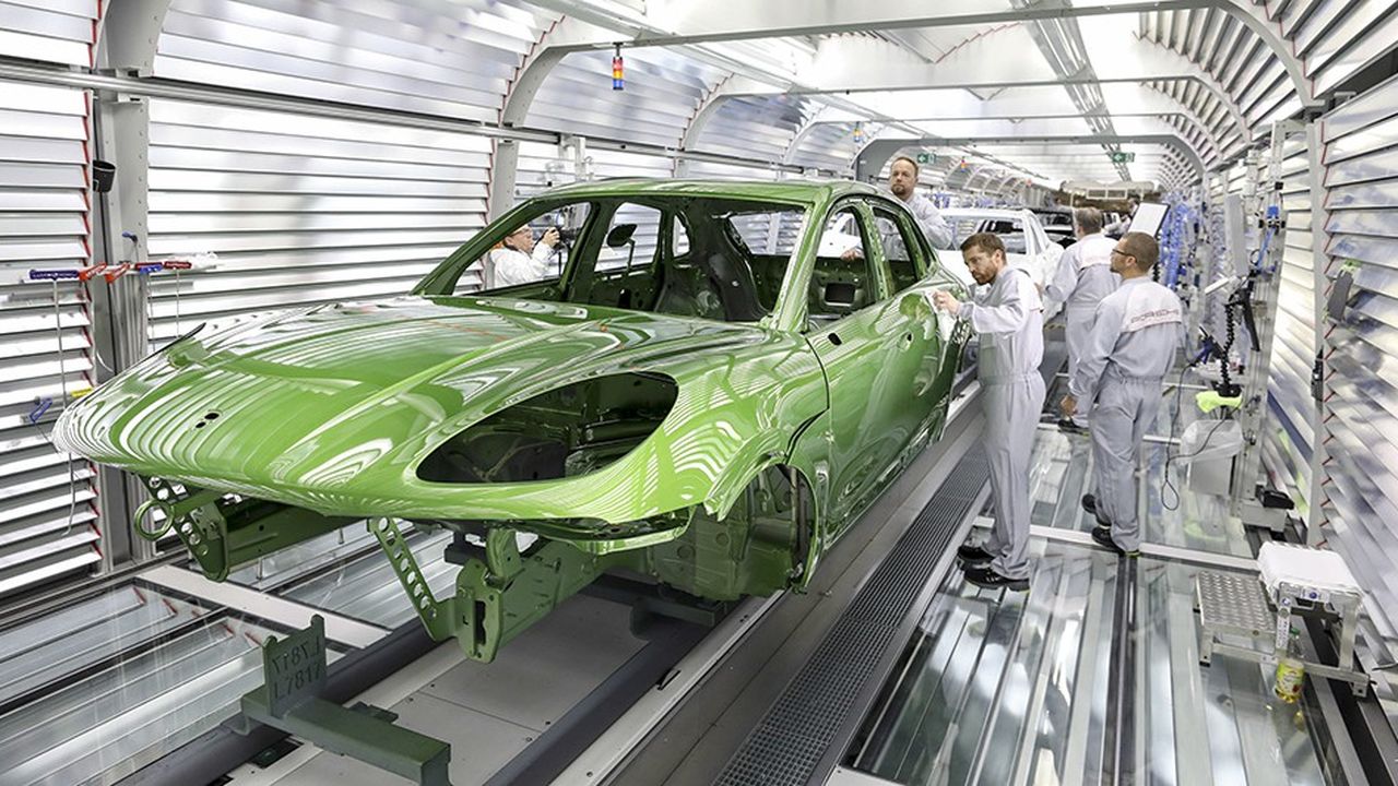 Des ouvriers gèrent les robots de peinture dans une usine Porsche à Leipzig. L'industrie automobile allemande est frappée par l'impact du durcissement des normes.