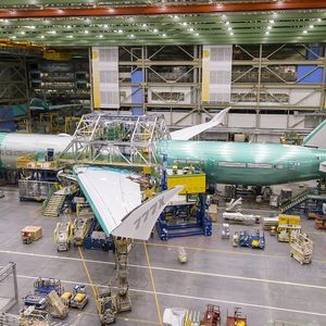 Le premier exemplaire du futur Boeing 777X devrait sortir d'usine en février.