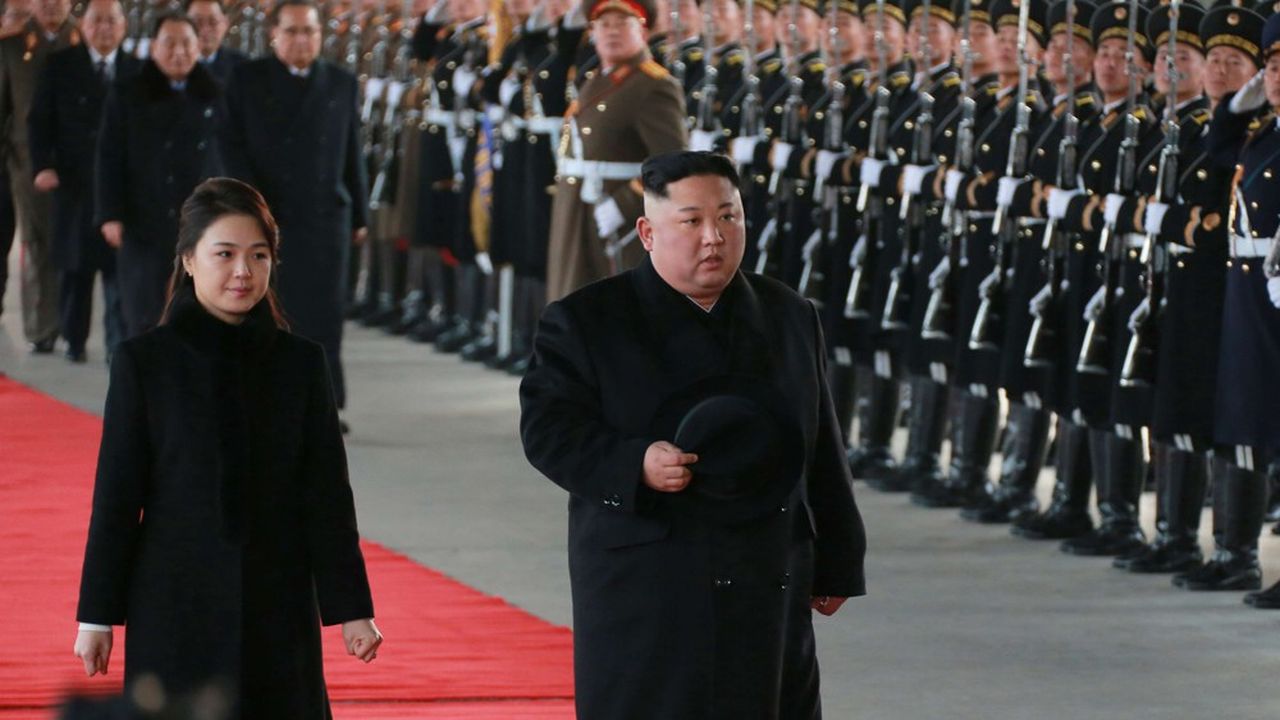Le leader nord-coréen Kim Jong-un accompagné de sa femme Ri Sol Ju, juste avant leur départ pour la Chine