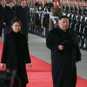 Le leader nord-coréen Kim Jong-un accompagné de sa femme Ri Sol Ju, juste avant leur départ pour la Chine