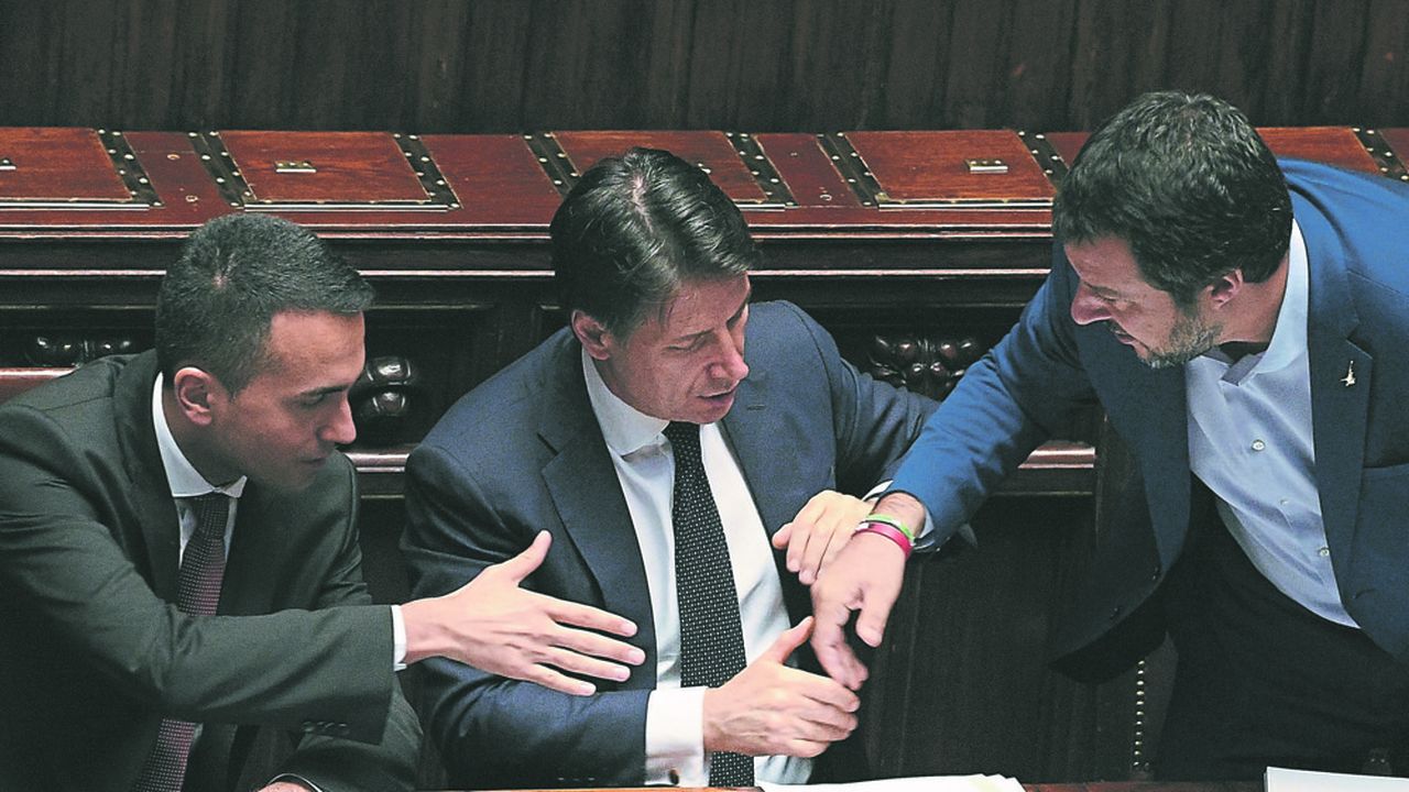 Le président du conseil Giuseppe Conte entouré par le leader du M5S Luigi Di Maio et de la Ligue Matteo Salvini