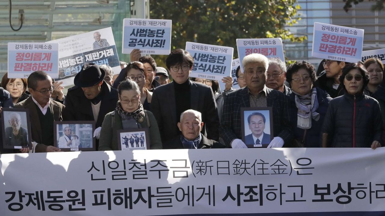 Des manifestants défilent le 30 octobre dernier à Séoul pour réclamer à Nippon Steel des compensations pour le travail forcé d'ouvriers coréens pendant la deuxième guerre mondiale