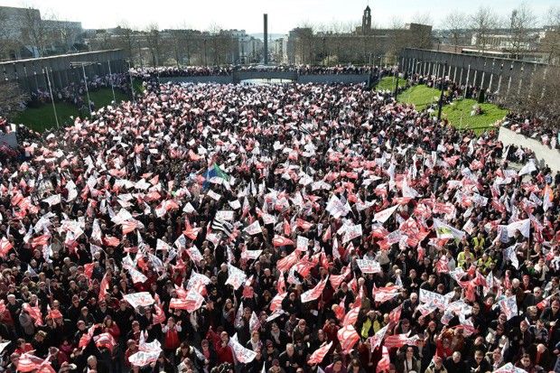 Le 24 janvier 2016, pas moins de 15.000 personnes - pour une ville de 140.000 habitants - ont manifesté place de la Liberté à Brest, devant la mairie, pour le maintien de l'emploi chez Arkéa.
