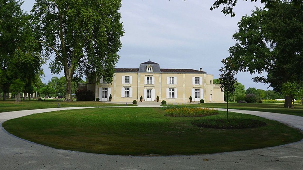 Situé à 350 mètres de l'estuaire de la Gironde, Château Dauzac, grand cru classé Margaux, dispose d'un vignoble de 120 hectares.