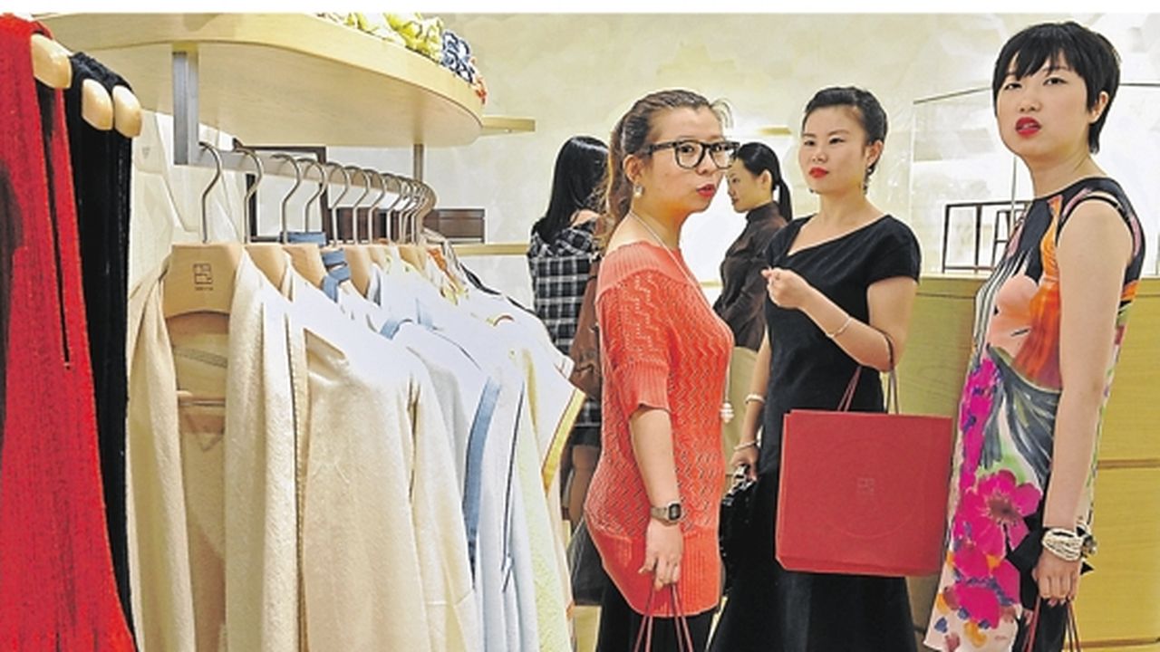 Les habitants de Shanghai confinés affichent leur richesse en accrochant  des sacs de luxe en papier à leur porte