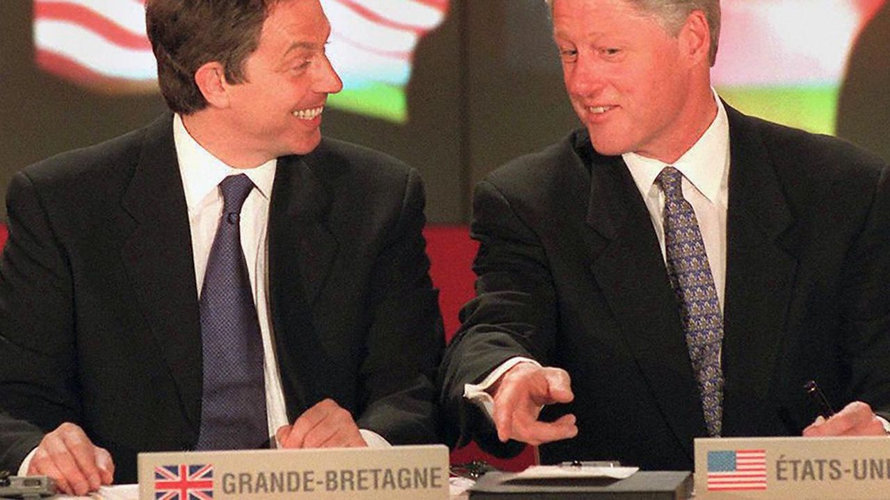 Le Premier ministre britannique Tony Blair et le président américain Bill Cinton (ici en 1997) furent deux des chefs d'Etat emblématiques de la synthèse entre libéralisme et social-démocratie connue sous le nom de « troisième voie ».