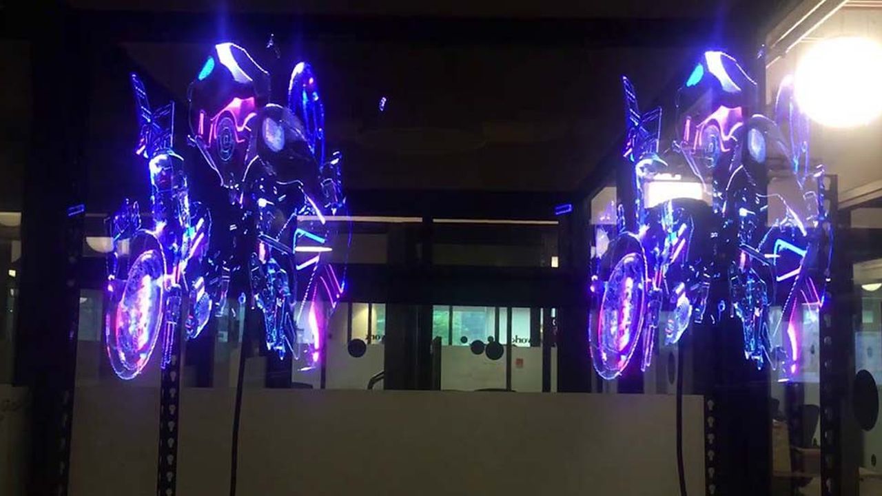 La société britannique Hypervsn étend non seulement la taille de son stand au CES de Las Vegas, mais aussi la taille de ses hologrammes. Pour cette édition 2019 du Salon mondial de l'électronique grand public, l'un de ses murs holographiques mesurait pas moins de 25 mètres carrés.