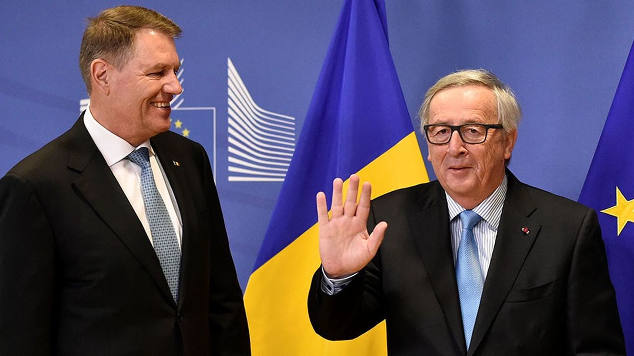 Le président de la Commission européenne, Jean-Claude Juncker avec, à sa droite, Klaus Iohannis le président, de centre-droit, de la République roumaine qui représentera son pays au Conseil européen.