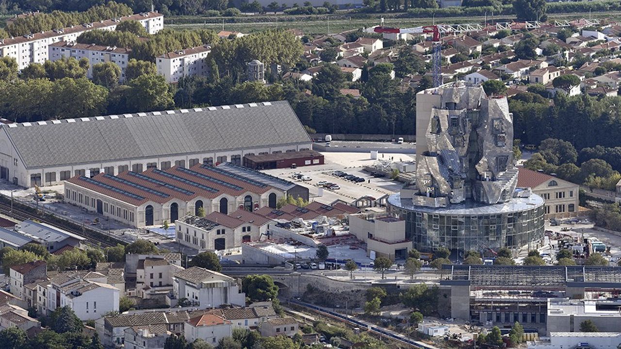 La tour LUMA à Arles : sur 9 étages culminant à 56 mètres au-dessus de la vieille ville, l'architecte Frank Gehry a conçu une tour totem.
