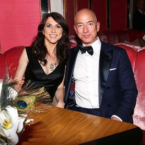 Jeff Bezos et son épouse MacKenzie Tuttle lors d'une célébration des oscars des Studios d'Amazon en février 2017 à Los Angeles.