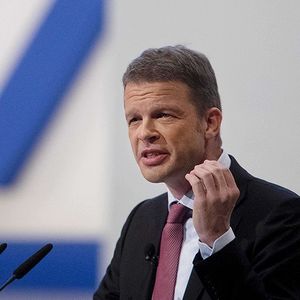 Christian Sewing, le patron de Deutsche Bank, a indiqué à plusieurs reprises son intention d'achever ses travaux de restructuration avant d'envisager une éventuelle fusion.