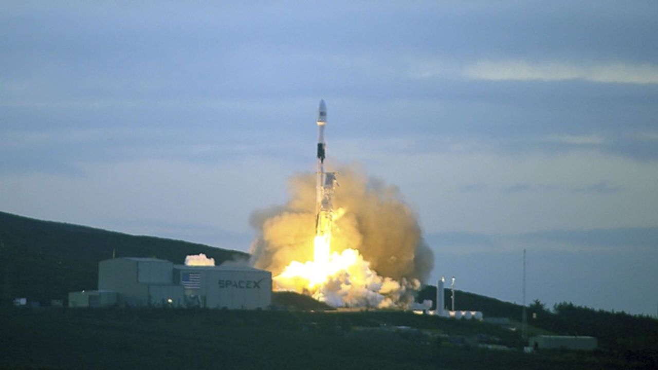 Une fusée SpaceX décollant de Californie ce vendredi.