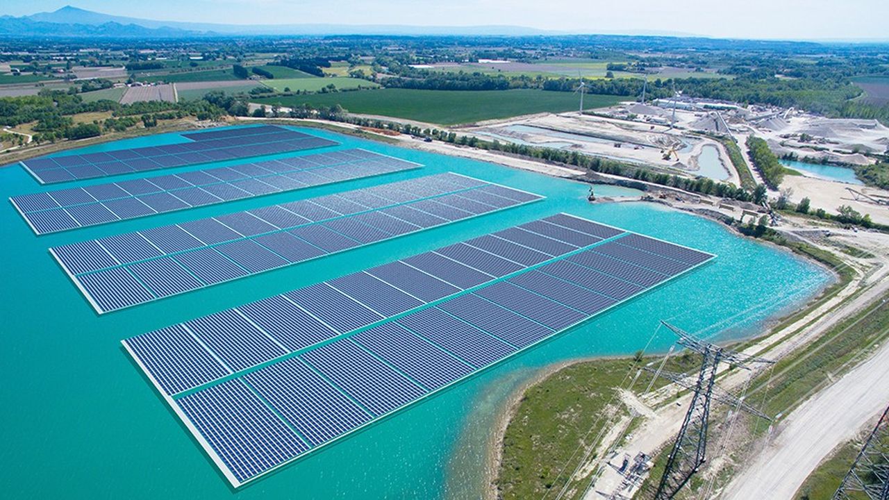 A Piolenc (Vaucluse), les premiers électrons de la plus grande centrale solaire flottante en France (17 mégawatts, sur autant d'hectares) sont attendus pour la fin de l'hiver.