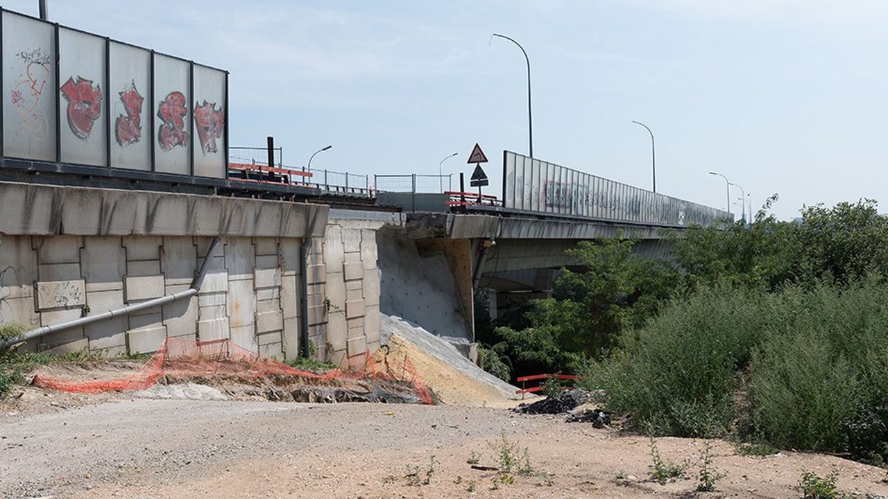 L'affaissement d'un mur de soutenement de la chaussee du viaduc de Genevilliers