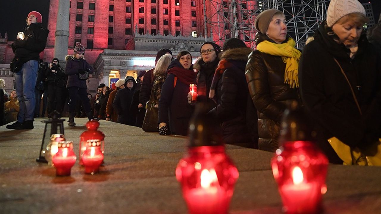 Comme à travers toute la Pologne, des milliers de personnes se sont rassemblées à Varsovie, lundi, sous le slogan « Stop à la haine » après l'assassinat du maire de Gdansk, Pawel Adamowicz.