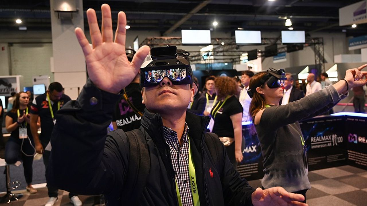 Au CES de Las Vegas, des visiteurs testent un masque de réalité augmentée. L'imagerie virtuelle tout comme l'intelligence artificielle bouleversent le monde du jeu.