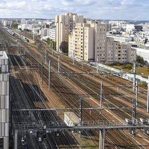 Pour limiter les vibrations du train, les niveaux en superstructure du HLM parisien sont posés et suspendus par plus d'un millier de boîtes à ressorts installés sur le sol du parking.