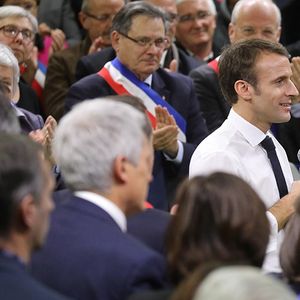 Emmanuel Macron mardi devant les maires normands a promis des aménagements de la loi Notre.