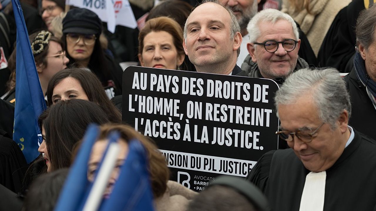 Mardi, 3.500 personnes - magistrats, avocats, personnels de greffe et défenseurs des droits - ont manifesté à Paris pour obtenir, en vain, la suspension de la réforme Belloubet.