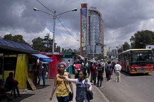 Avenue Churchill à Addis Abeba, la capitale éthiopienne, symbole d'un des pays les plus pauvres du monde qui connaît la plus forte croissance mondiale