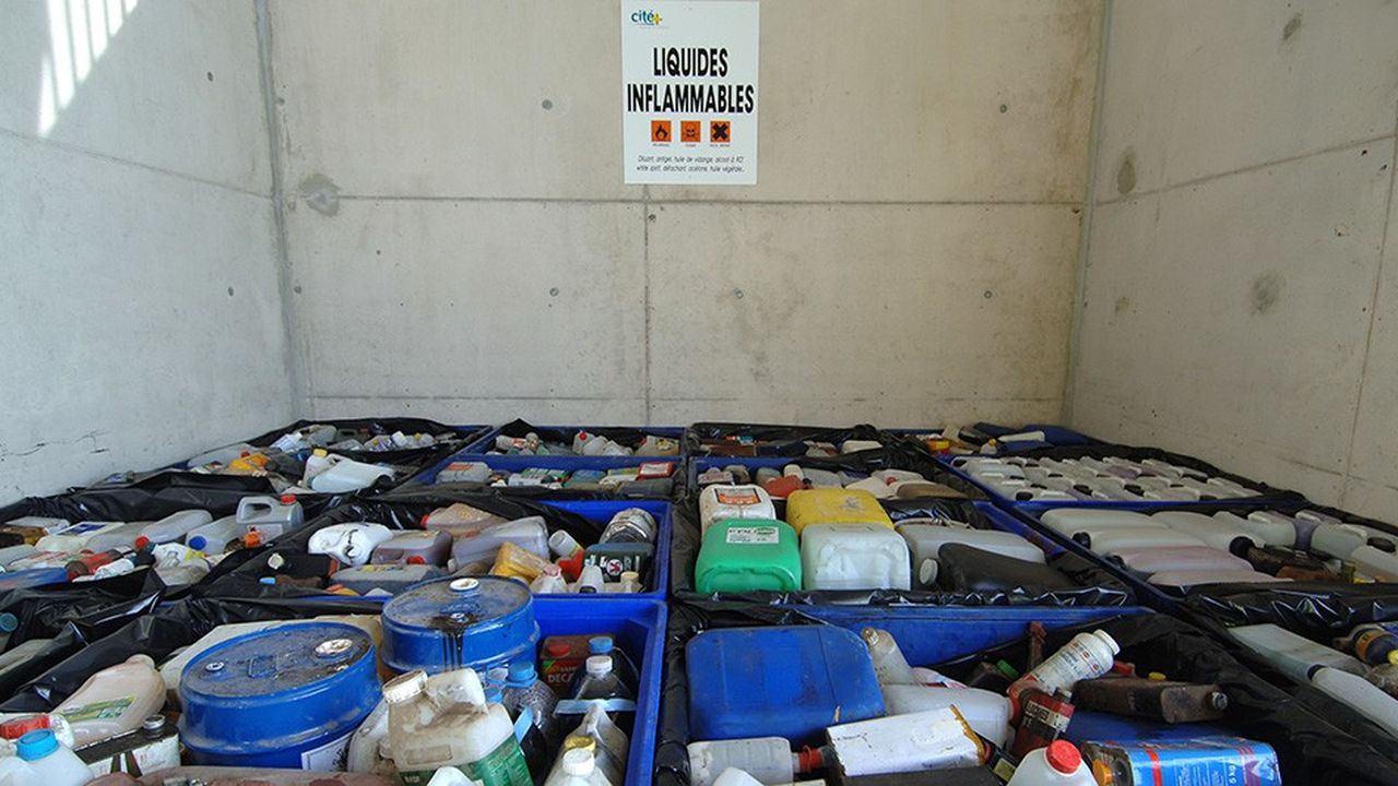 Face à l'arrêt de la collecte des déchets ménagers dangereux déposés dans les déchetteries  publiques, les collectivités locales pourraient devoir passer des contrats avec des prestataires privés.