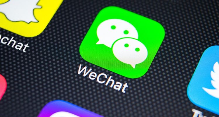En passant par les messageries privées de certaines applications comme WeChat, la vente de contrefaçons se fait « d'ami à ami » et ne tombe pas sous le coup de la loi chinoise.
