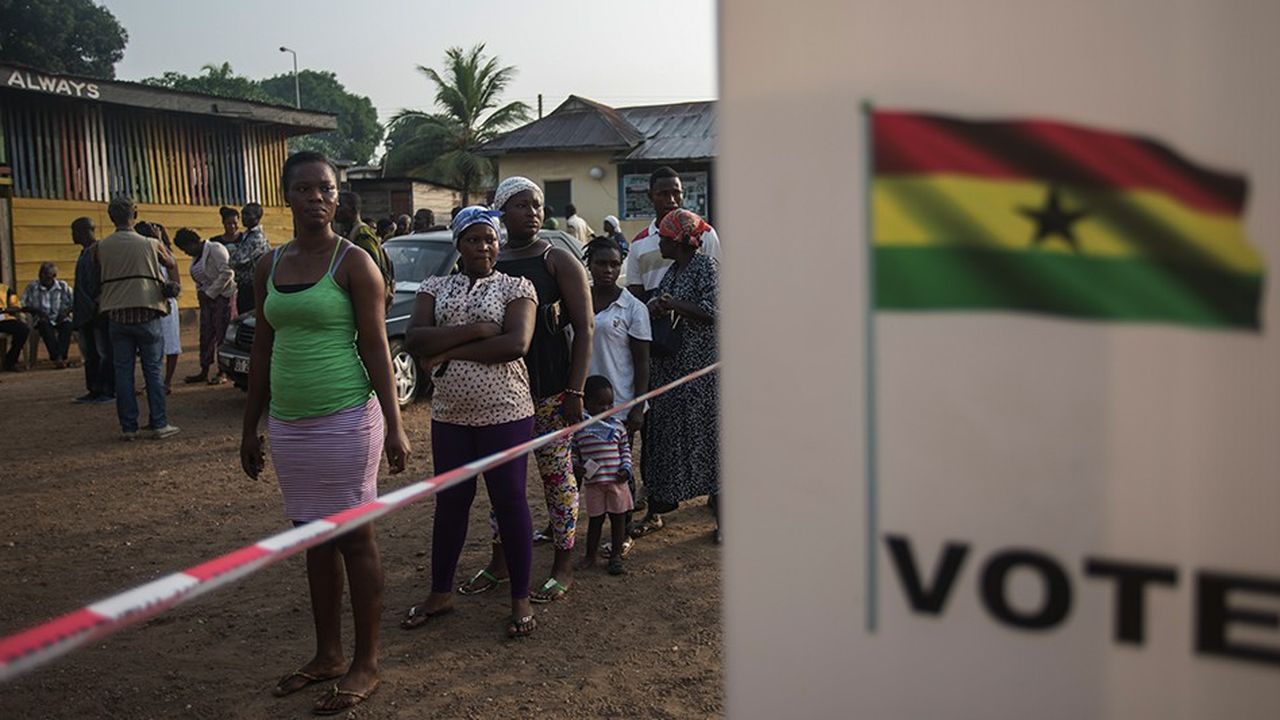Les Ghanéens attendent de voter à la présidentielle et aux législatives de 2016.