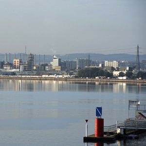 Fleuve Rhone, usine Arkema de Pierre Benite (au fond), portique de dechargement de la CNR (a gauche)