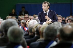 Emmanuel Macron lors de son débat du 15 janvier avec 600 maires normands à Grand Bourgtheroulde, dans l'Eure.