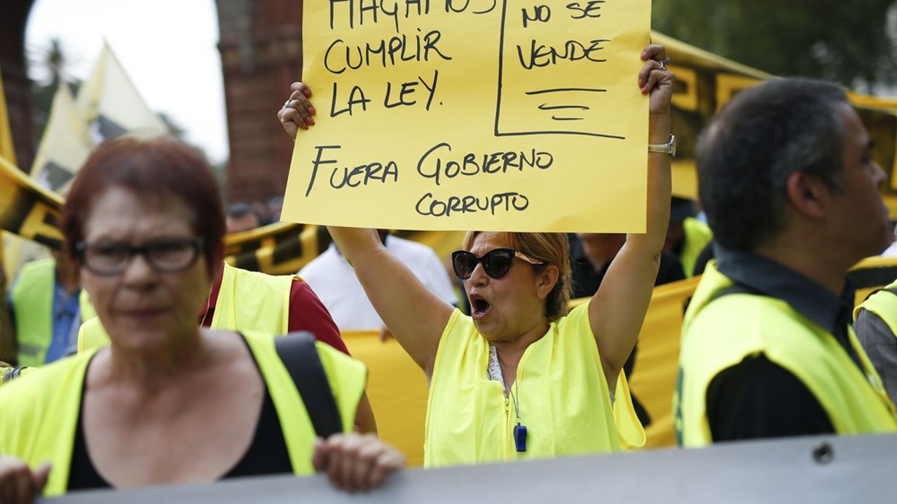 « Nous voulons internationaliser le conflit », affirme l'un des porte-parole des protestations des taxis, Alberto Alvarez, qui dénonce « une dictature cachée aux mains des lobbys ». (Photo Pau Barrena/AFP)