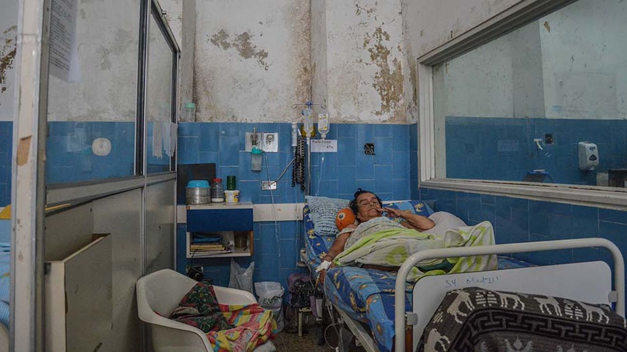 Un patient attend des soins à l'hôpital Vargas de Caracas, dont le personnel dénonçait le manque de moyens, avant que des policiers n'évacuent le photographe.
