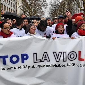 Les « foulards rouges » ont attiré 10.500 manifestants dimanche et se sont retrouvés face à quelques « gilets jaunes » place de la Bastille