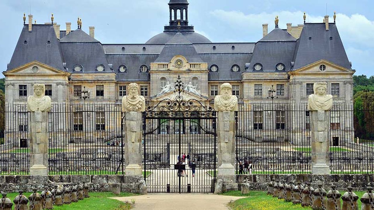 Le château, situé à une cinquantaine de kilomètres au sud-est de Paris, dans le département de la Seine-et-Marne, organise chaque année des spectacles, comme les soirées aux chandelles organisées tous les samedis soir, de mai à octobre.
