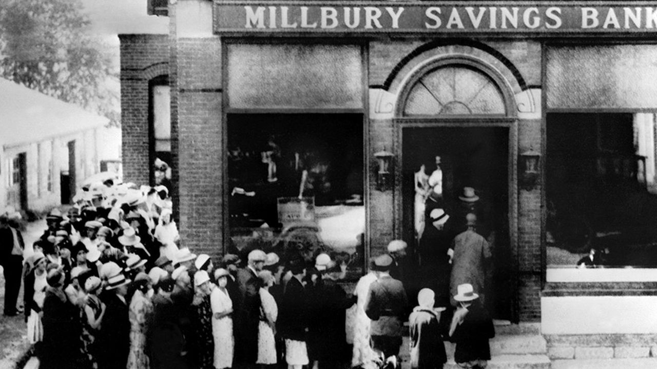 Files d'attente d'épargnants devant une banque du Massachusetts, en octobre 1929.