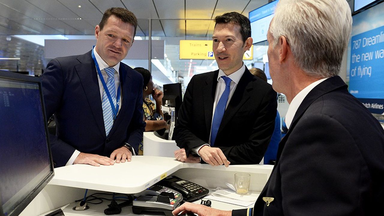 Selon la presse néerlandaise, le patron d'Air France-KLM, Benjamin Smith (à droite) ne souhaiterait pas renouveler le mandat du président de KLM, Pieter Elbers.