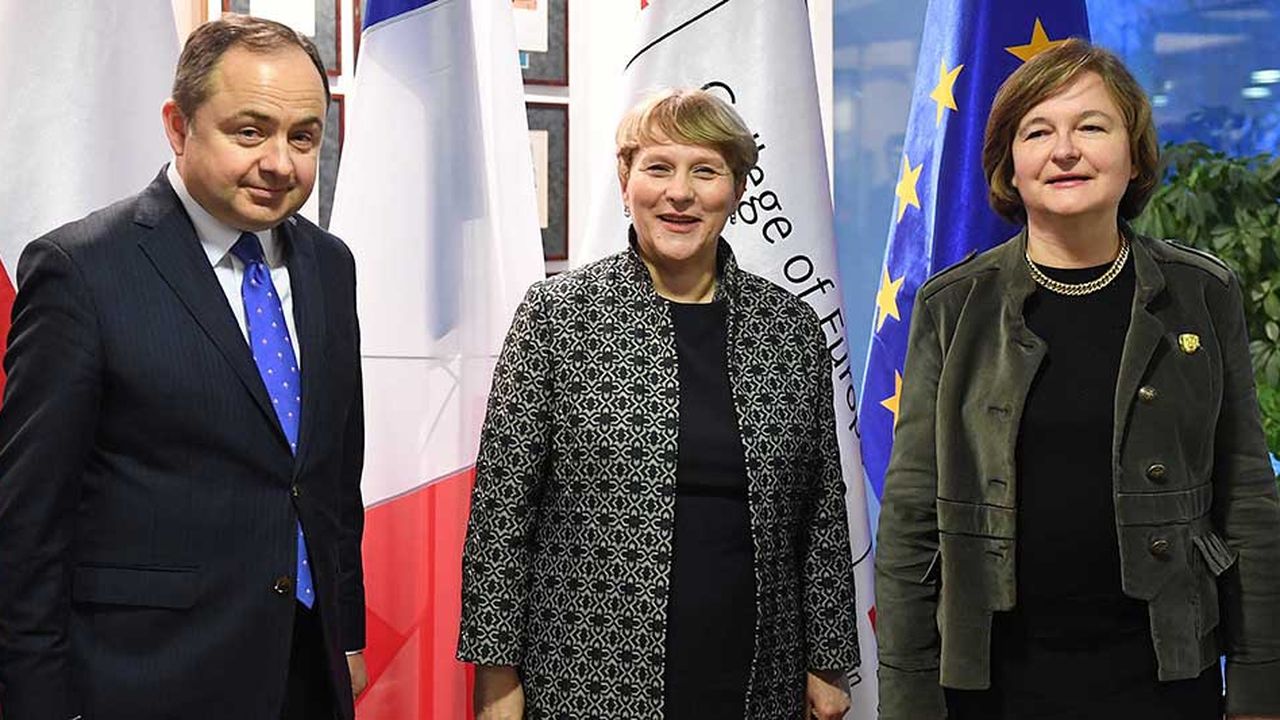La ministre des Affaires européennes, Nathalie Loiseau, aux côtés d'Ewa Osniecka-Tamecka la vice-rectrice du Collège d'Europe de Natolin et de son homologue, le ministre polonais des Affaires européennes, Konrad Szymanski.