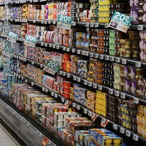 La loi alimentation relève de 10 % le seuil de revente à perte des produits et limite les promotions.